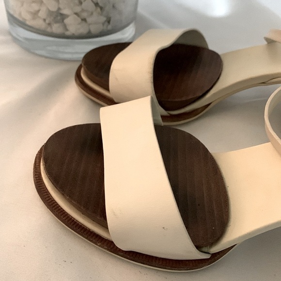 TOD’S Block Heel Leather Sandals - Picture 6 of 15